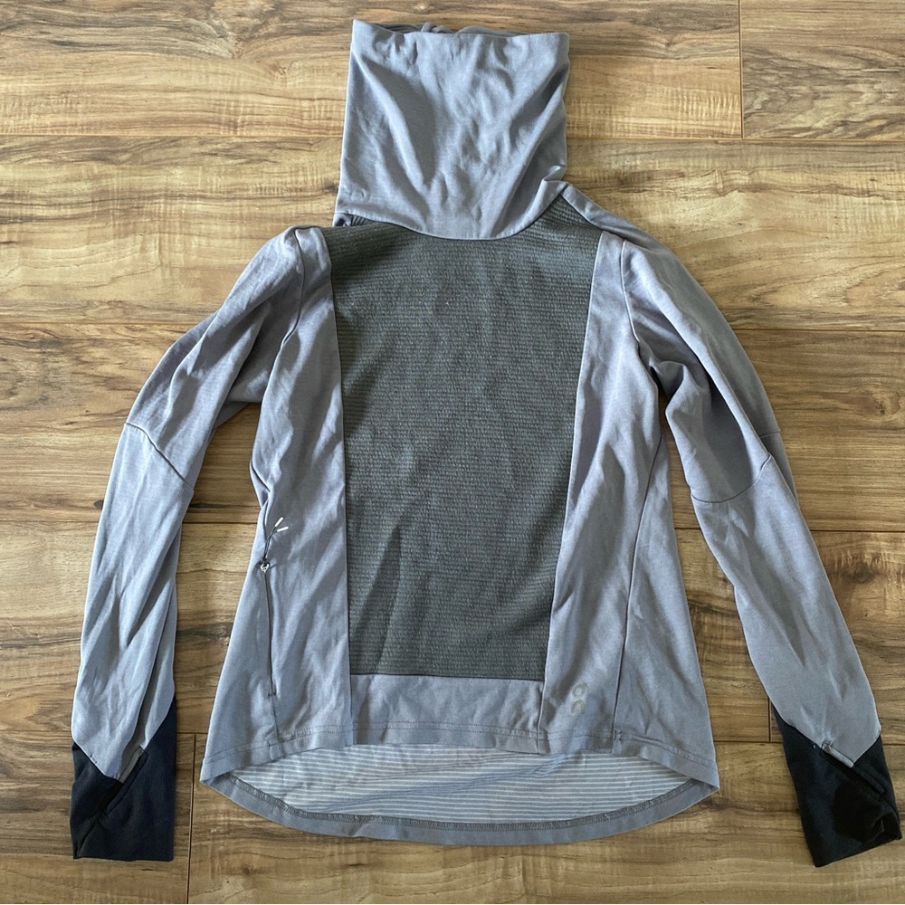 On Running Weather shirt women’s small